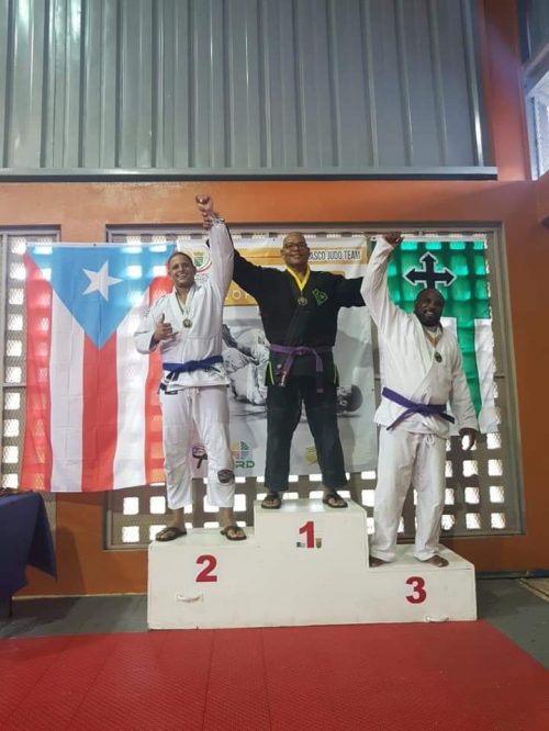 Always competed on the next Division. Here with my Blue belt competing +221lbs Purple Belt Division.