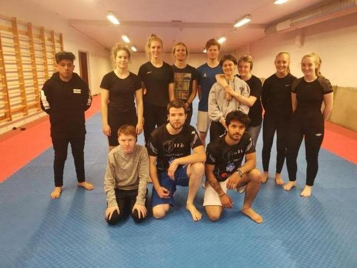 I was invited to a school to teach self defence for the students. This is the secon group I taught