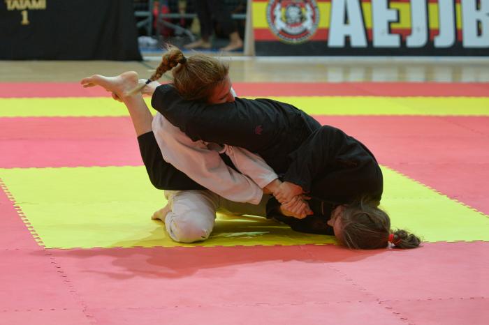 Izaskun catching the arm for the win