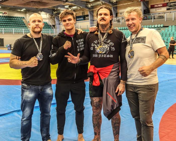 22 FIGHT CREW medals