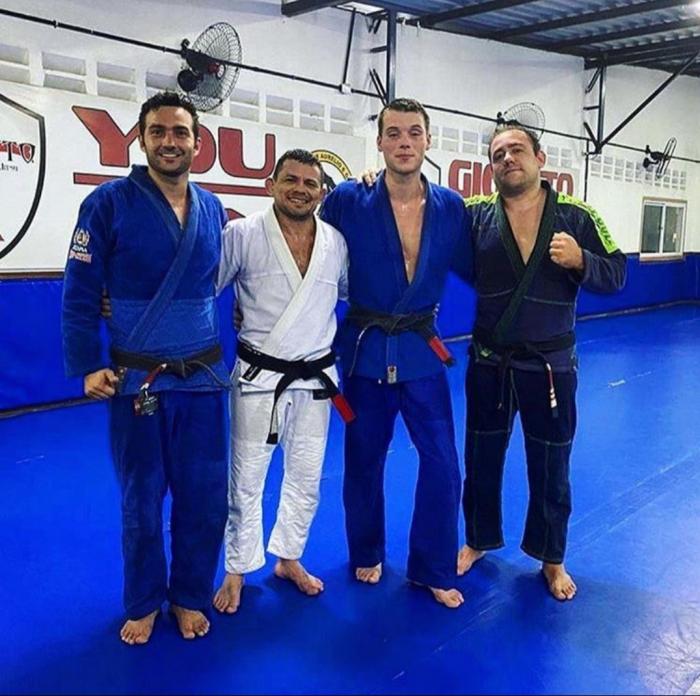 A few training sessions during my journey in Brazil in 2020. From left to right : my friend Alan Osterno, his teacher André "Guigeto", me and another student.