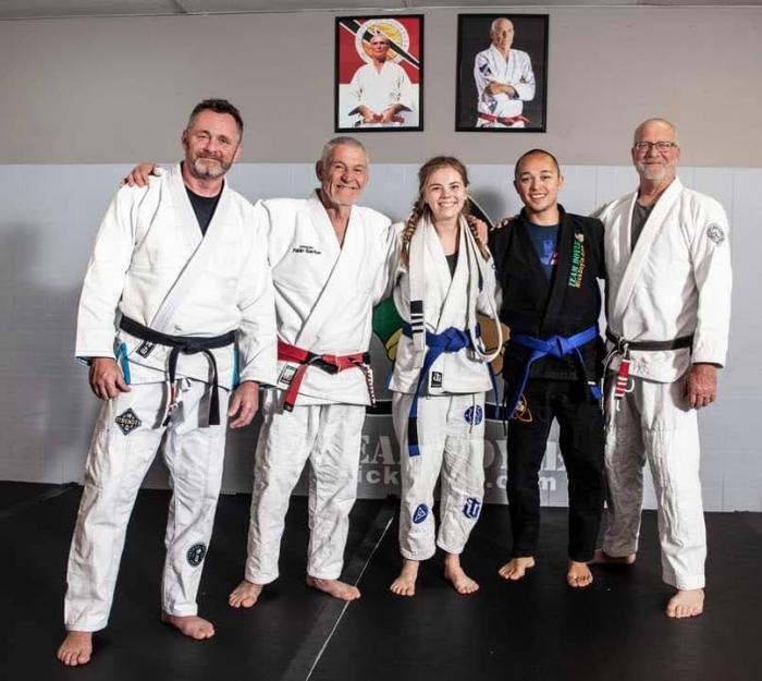 One stripe blue belt
