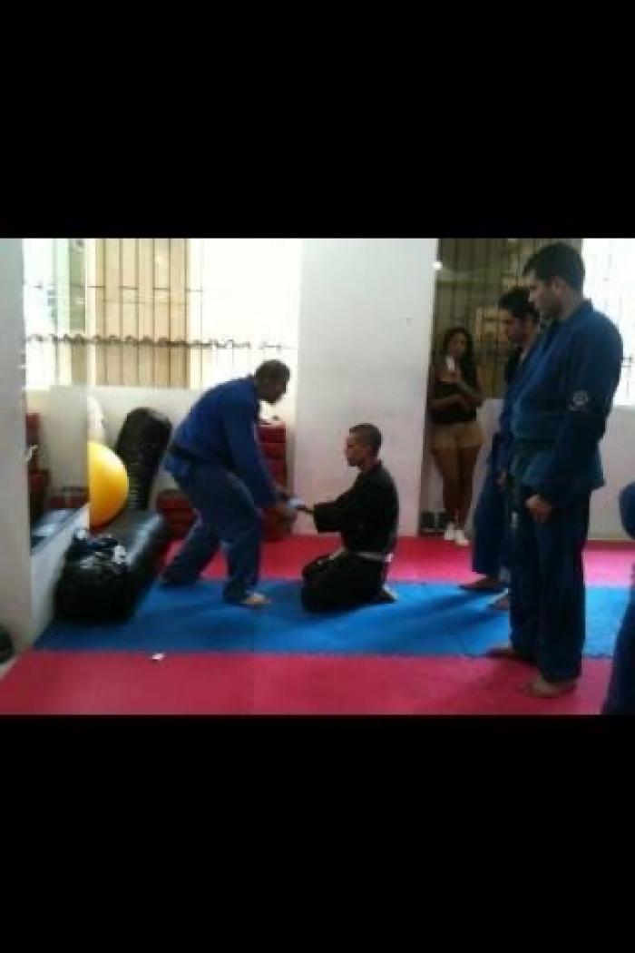 Entrega faixa azul de la mano de mi sensei Mario González
