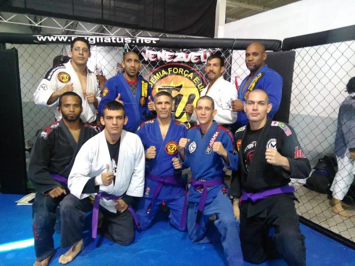 Profesores compañeros graduación faixa roxa team Mario González