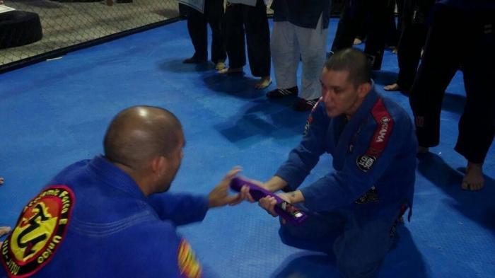 Entrega faixa roxa de la mano de mi sensei