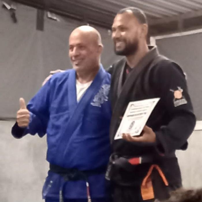 Entregando Certificado do Seminário de Lapela para o Professor Sílvio da Equipe Bruno Scooby
