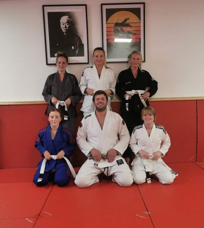 2 stripe white belt