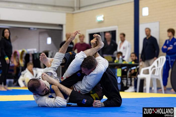 Triangle choke set up and win.