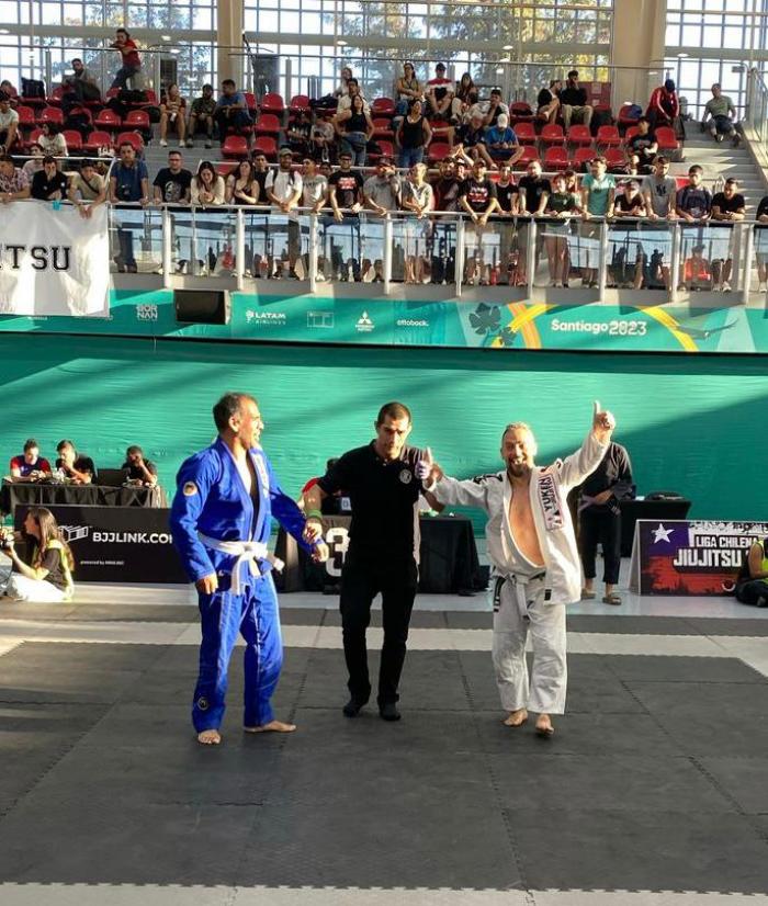 Jiu Jitsu Fest - Santiago, 9 Marzo 2025, Ganando por segunda vez en Master 4. Atrás mis compañeros de Yuken apoyándome