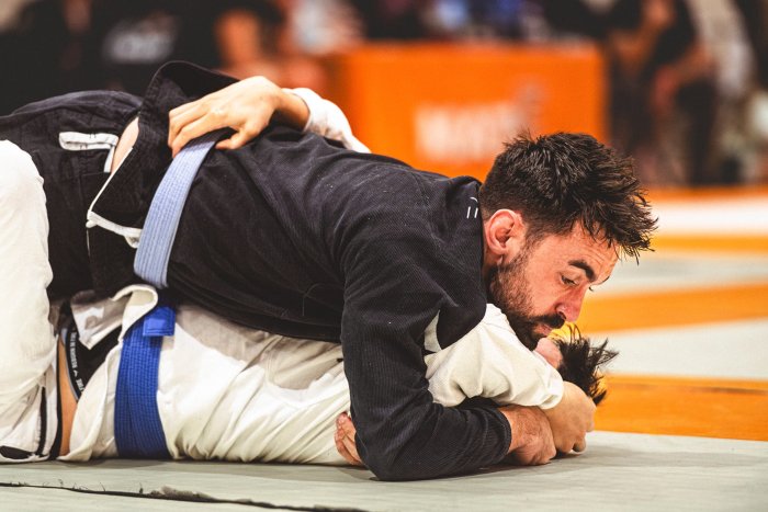 An attempt at a head pin passing position turned Americana from 3/4.