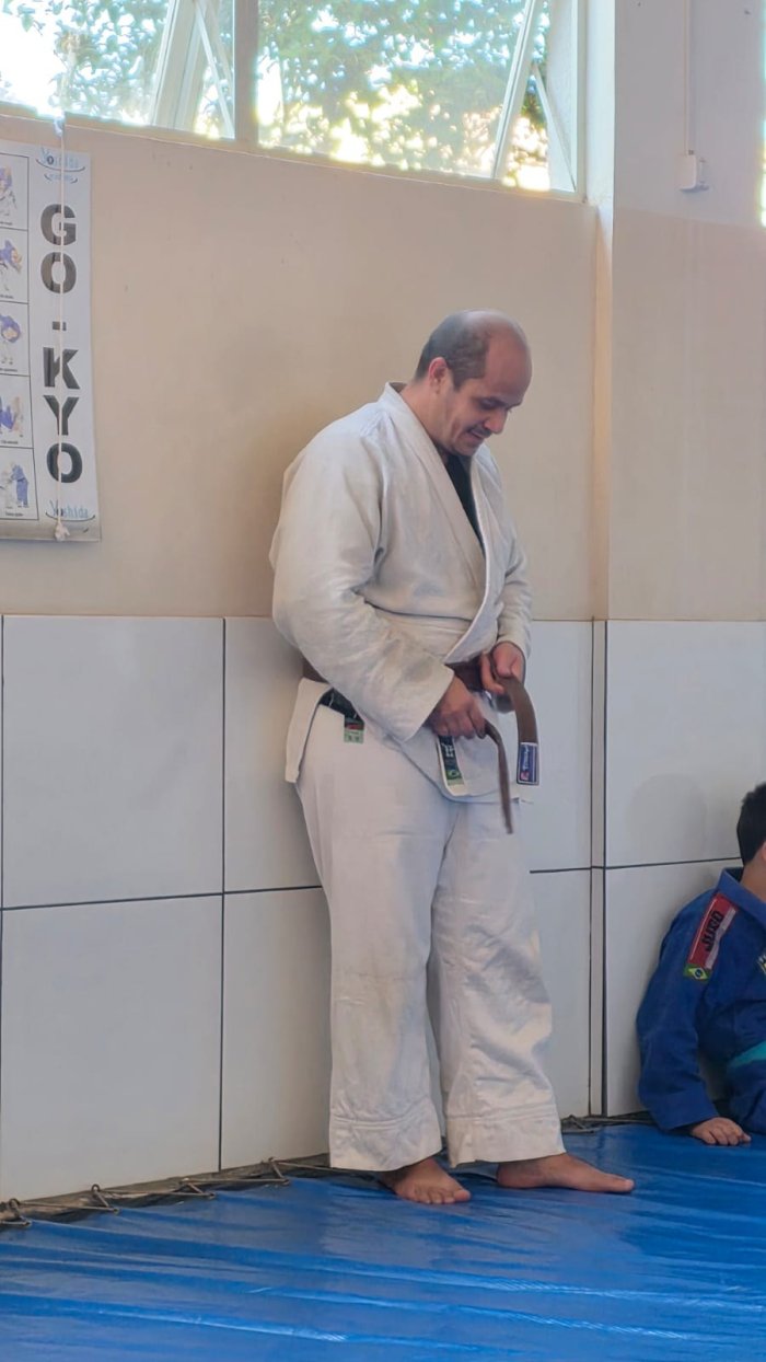 Aos 44 anos, o jogo deve ser mais inteligente e eficiente, exigindo menos desgaste físico e mais destreza. A fadiga aparece mais rápido e a recuperação é mais lenta. Treine com moderação