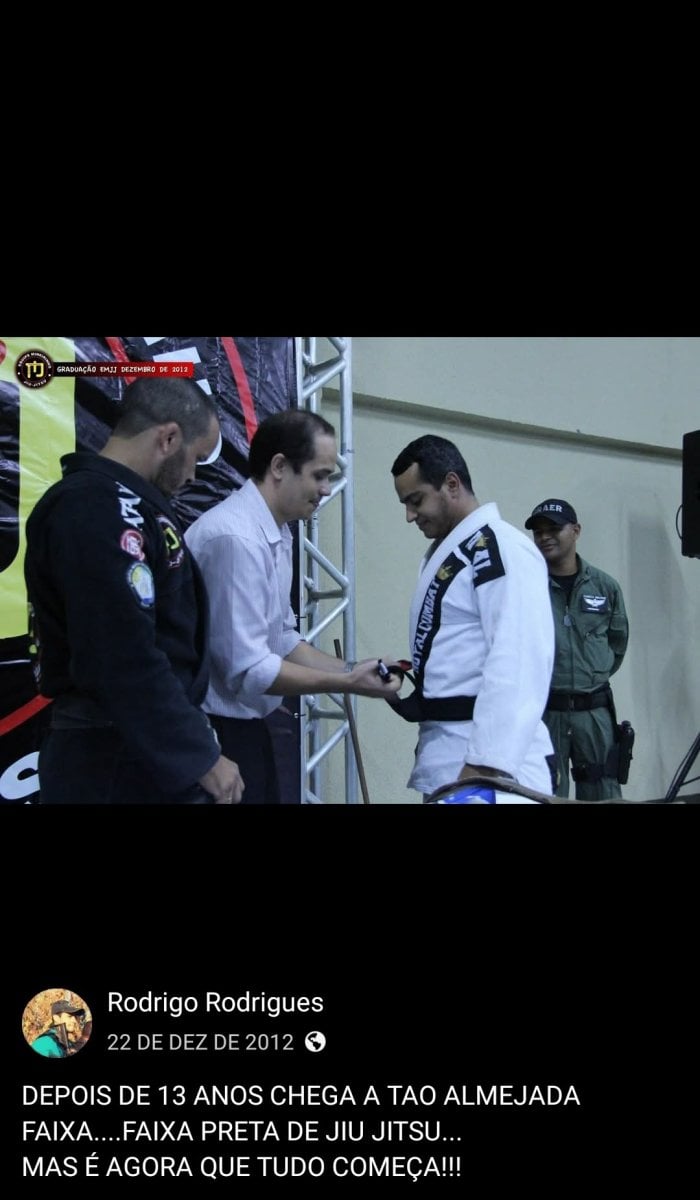 Promovendo à faixa preta de Jiu-Jítsu o meu primo, Policial do GRAER, Rodrigo de Oliveira Rodrigues, ao lado nosso Sensei Mineiro - Dojô Kanashiro, em 22/12/2012